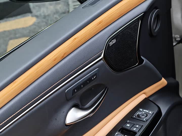 Фото 13 - Lexus ES