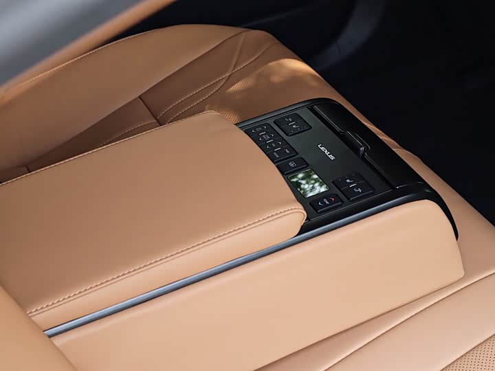 Фото 14 - Lexus ES