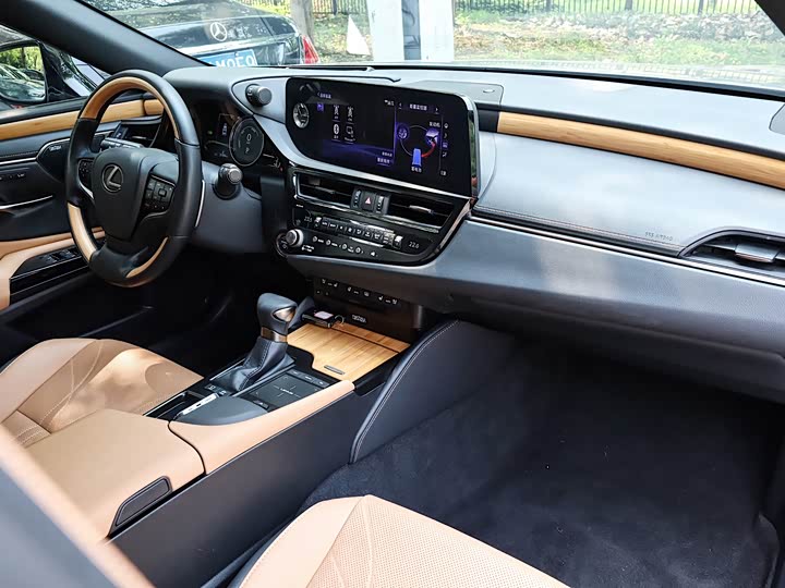 Фото 18 - Lexus ES