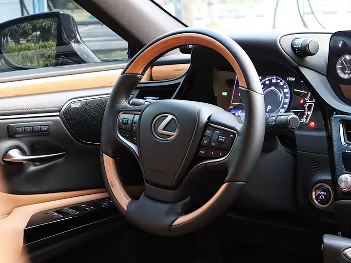 Фото 19 - Lexus ES