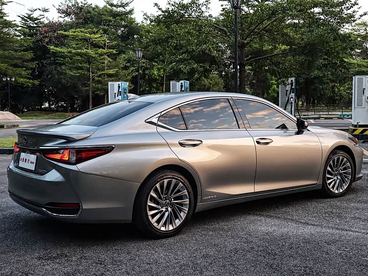 Фото 7 - Lexus ES