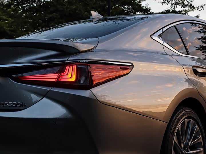 Фото 8 - Lexus ES