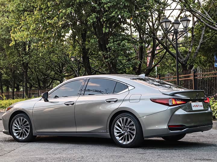 Фото 9 - Lexus ES