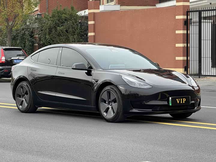 Фото 2 - Tesla Model 3