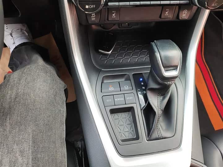 Фото 13 - Toyota RAV4