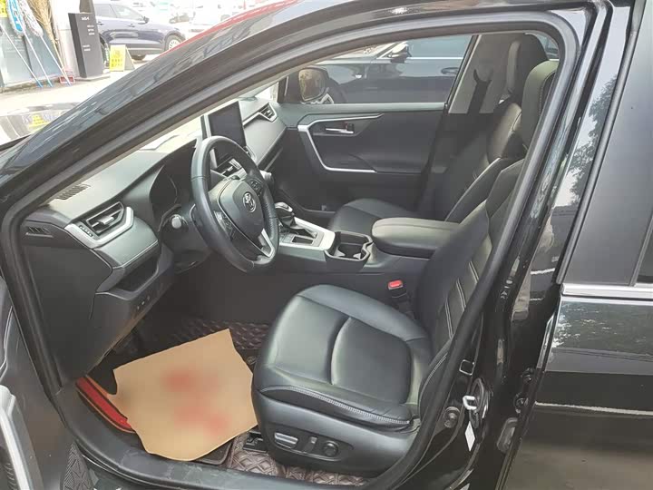 Фото 14 - Toyota RAV4