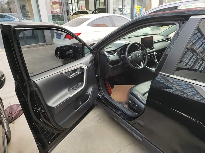 Фото 15 - Toyota RAV4