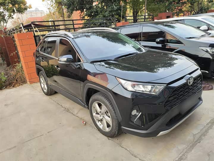 Фото 4 - Toyota RAV4