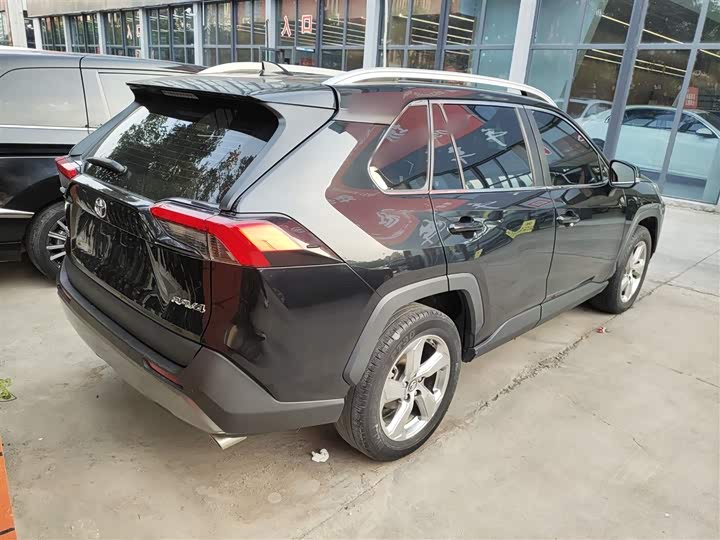 Фото 7 - Toyota RAV4