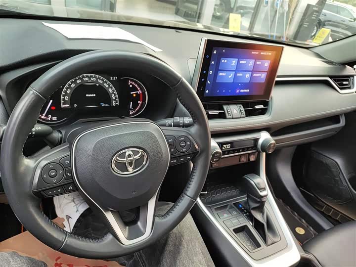 Фото 9 - Toyota RAV4