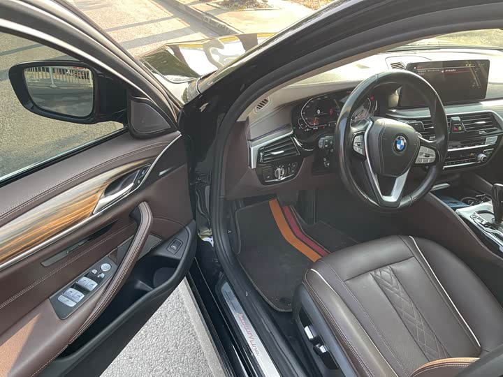 Фото 18 - BMW 5 Series