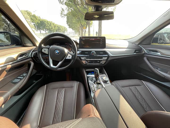 Фото 25 - BMW 5 Series