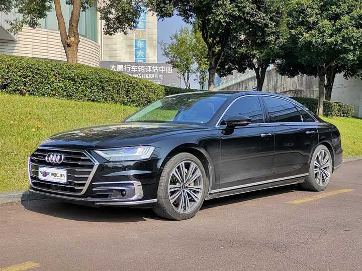 Фото 1 - Audi A8