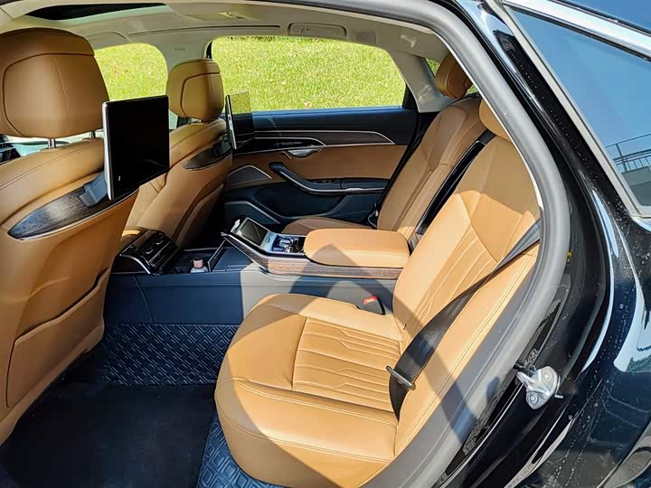 Фото 8 - Audi A8