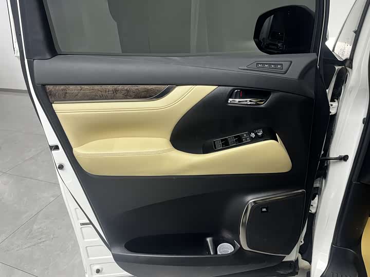 Фото 19 - Toyota Alphard