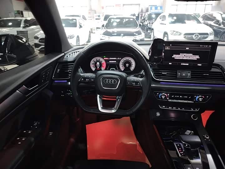 Фото 11 - Audi Q5L Sportback