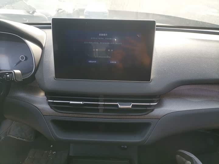 Фото 13 - Hongqi E-QM5