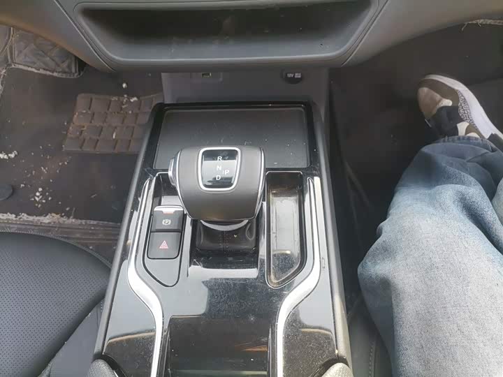 Фото 14 - Hongqi E-QM5