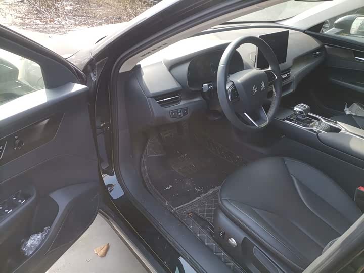 Фото 16 - Hongqi E-QM5