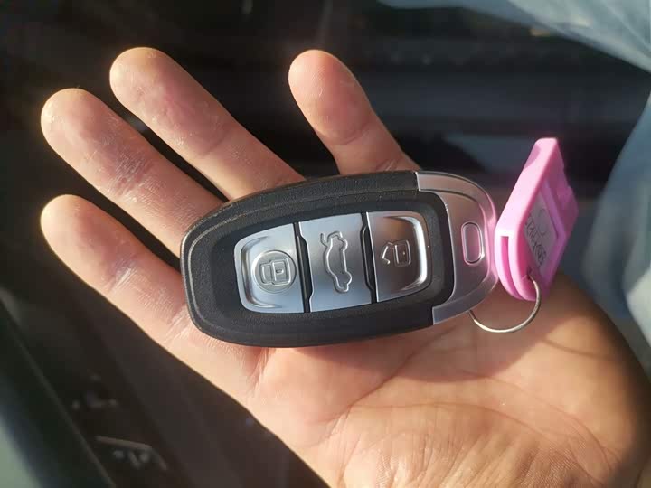 Фото 9 - Hongqi E-QM5