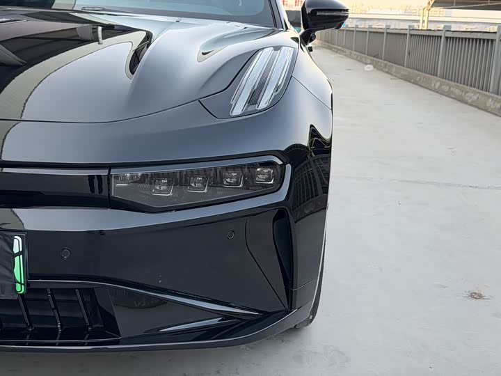 Фото 14 - Zeekr 001