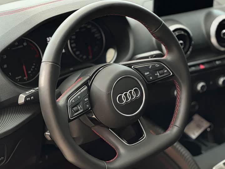 Фото 6 - Audi Q2L