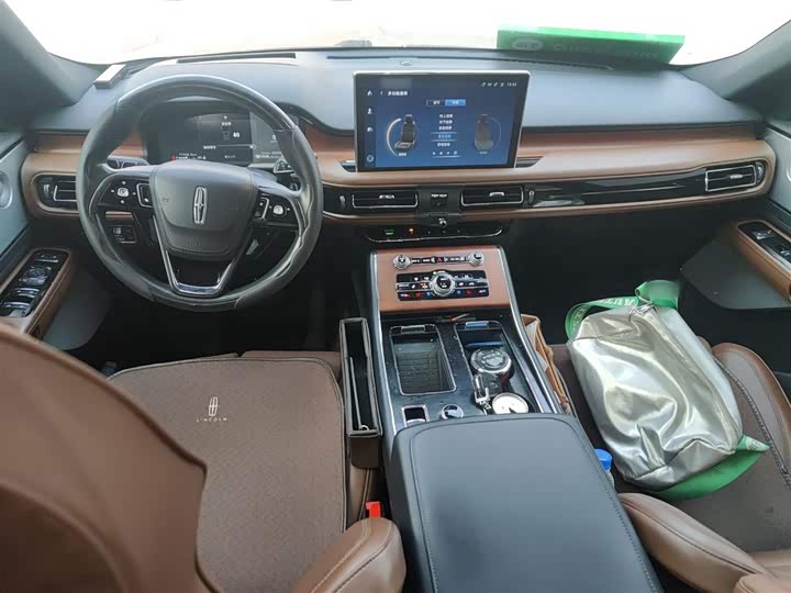 Фото 13 - Lincoln Aviator