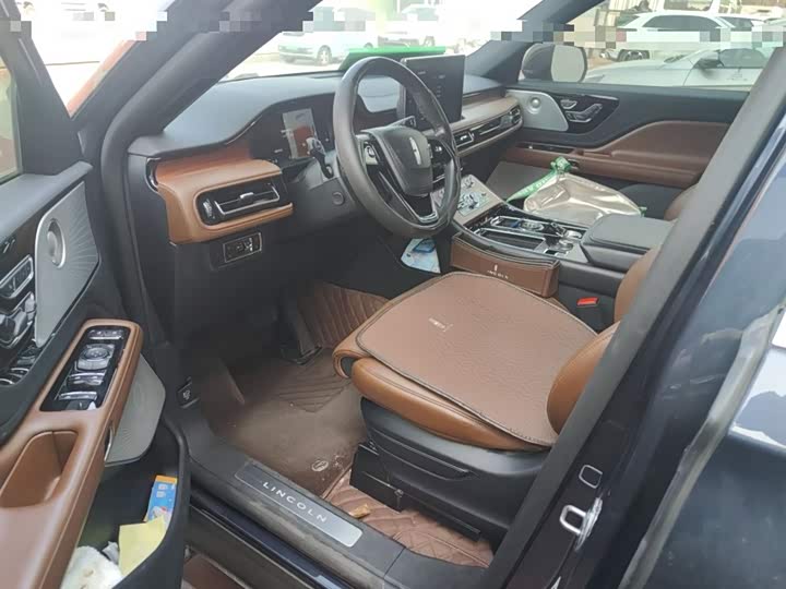 Фото 14 - Lincoln Aviator