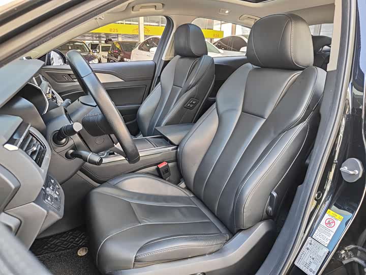 Фото 11 - Hongqi H5