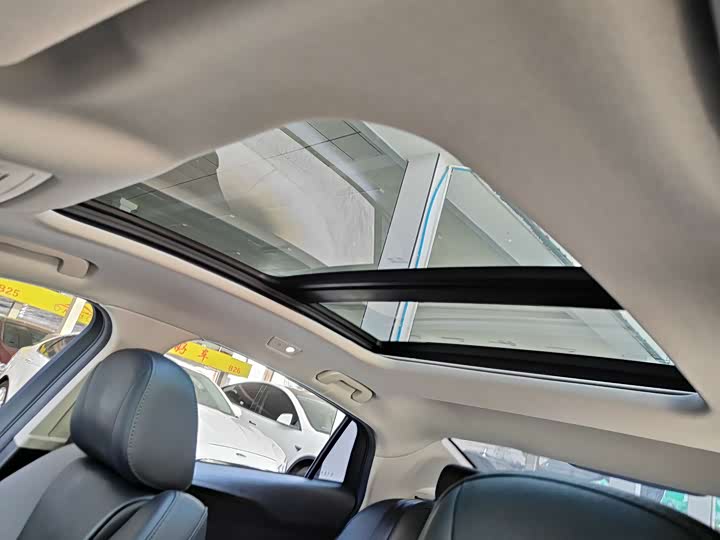 Фото 13 - Hongqi H5