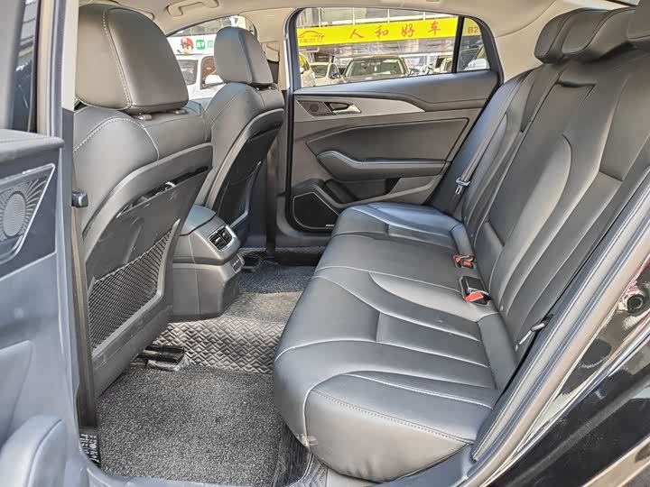 Фото 17 - Hongqi H5