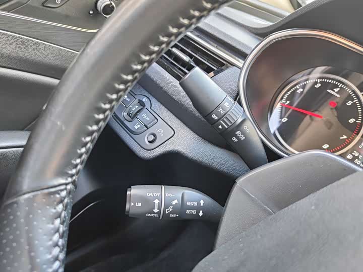 Фото 24 - Hongqi H5