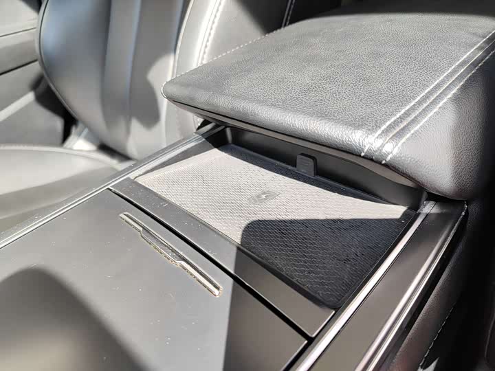 Фото 27 - Hongqi H5