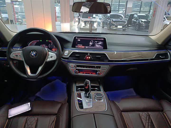 Фото 10 - BMW 7 Series