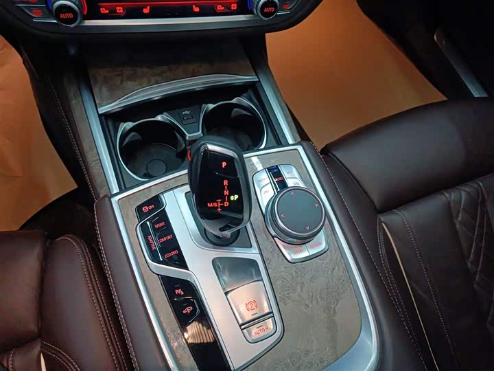 Фото 14 - BMW 7 Series