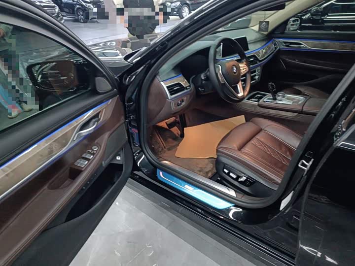 Фото 16 - BMW 7 Series