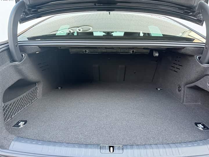 Фото 16 - Audi A6L Hybrid