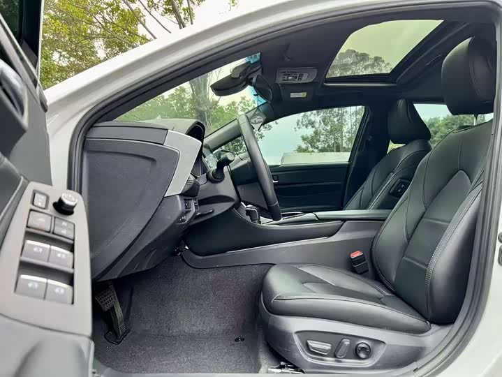 Фото 8 - Toyota Avalon