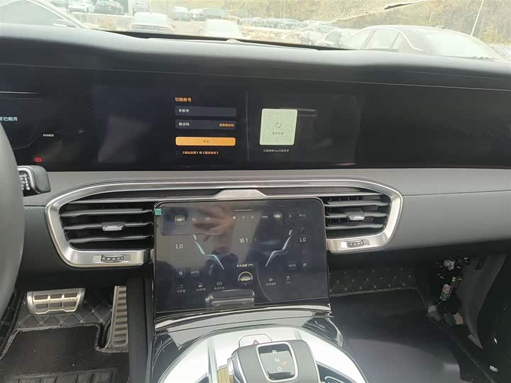 Фото 13 - Hongqi E-HS9