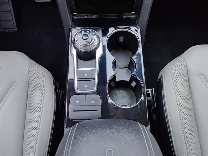 Фото 16 - Ford Escape