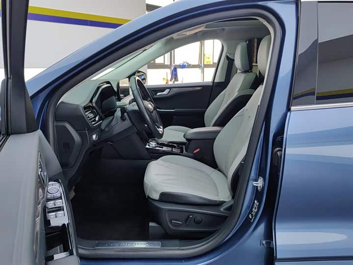 Фото 9 - Ford Escape