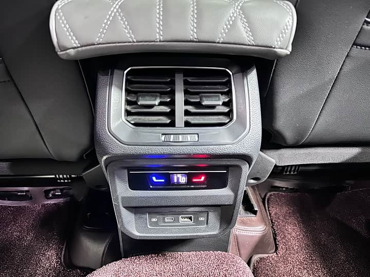 Фото 13 - Volkswagen Tiguan L Pro