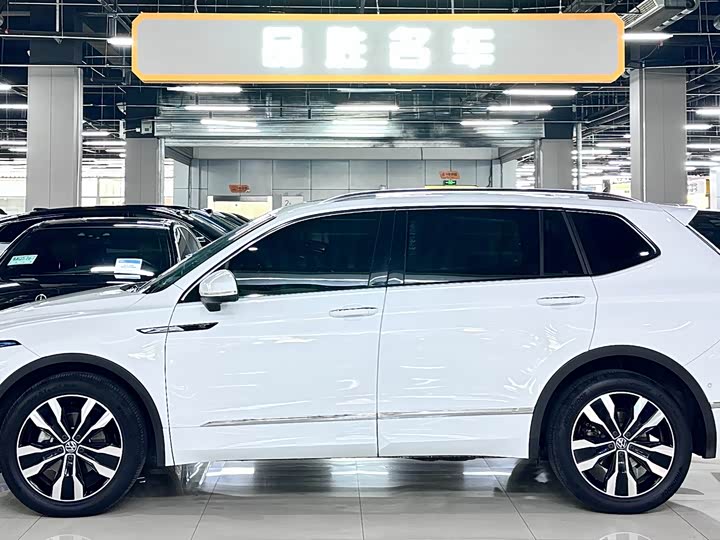 Фото 3 - Volkswagen Tiguan L Pro