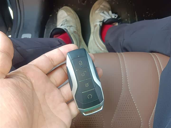 Фото 11 - BYD Tang Hybrid/EV