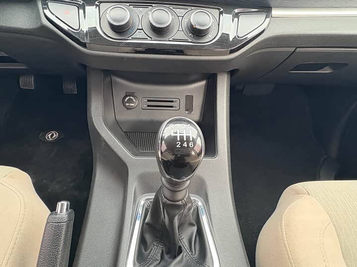 Фото 10 - Dongfeng Forthing Lingzhi M5