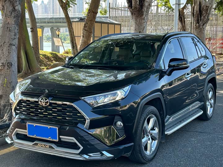 Фото 1 - Toyota RAV4