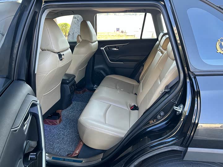 Фото 6 - Toyota RAV4