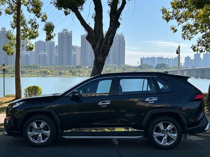 Фото 8 - Toyota RAV4