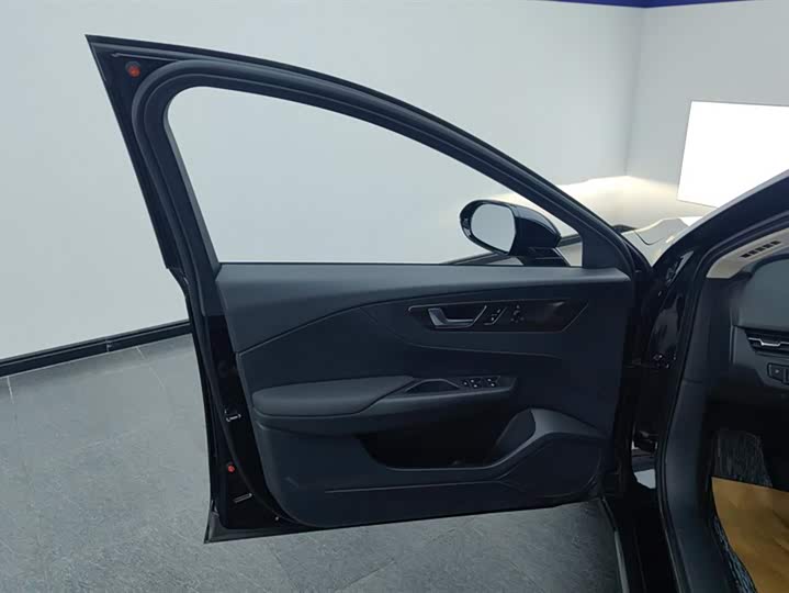 Фото 7 - Hongqi E-QM5