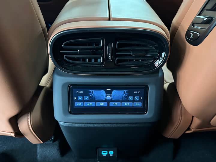 Фото 10 - BYD Yangwang U8